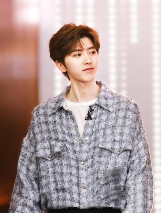 蔡徐坤红格子衬衫照片舞台,蔡徐坤复古西装造型