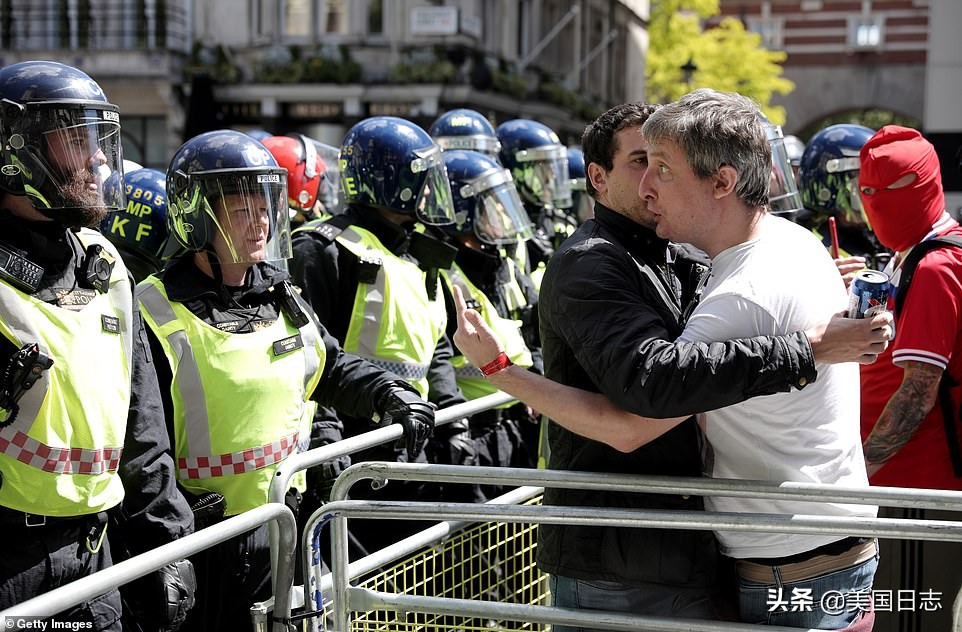 英国抗议人群与警方爆发冲突,英国白人右翼和反种族主义