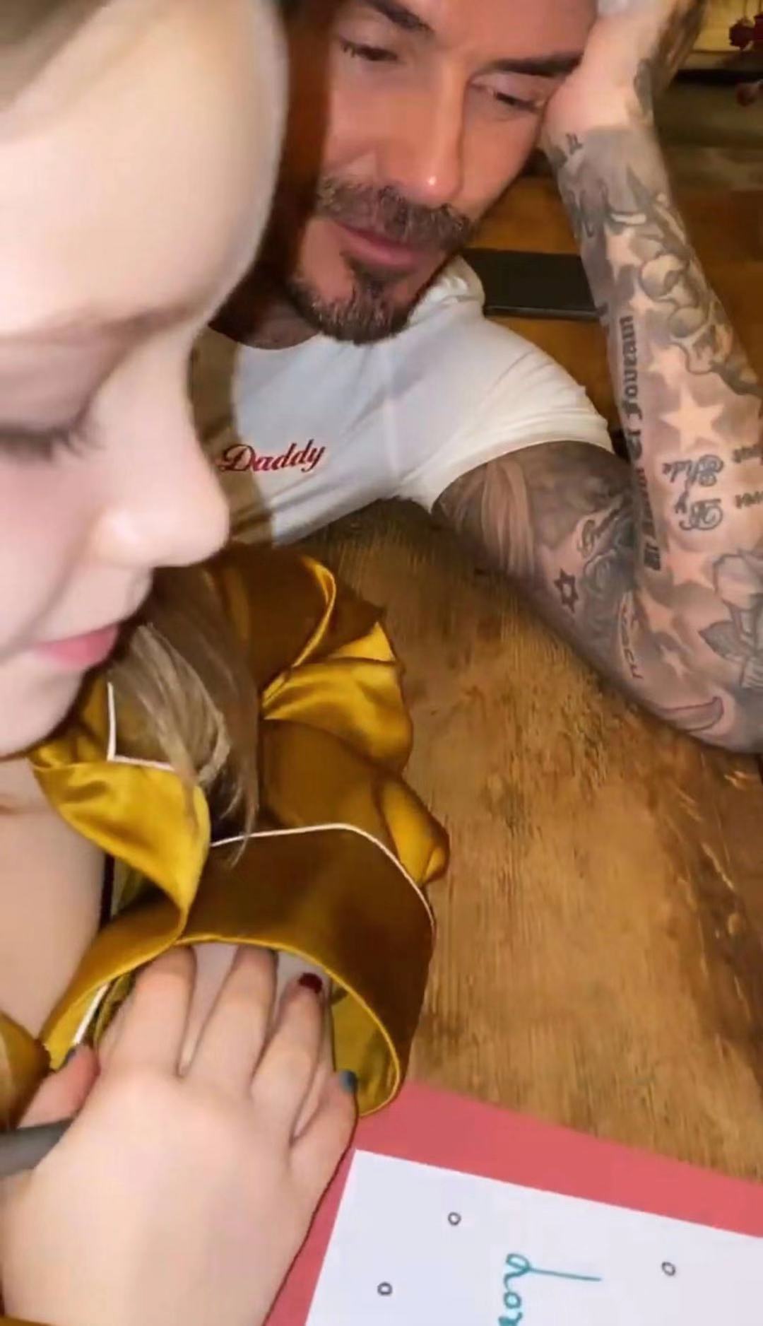 贝嫂单手抱小七,贝嫂庆生小七