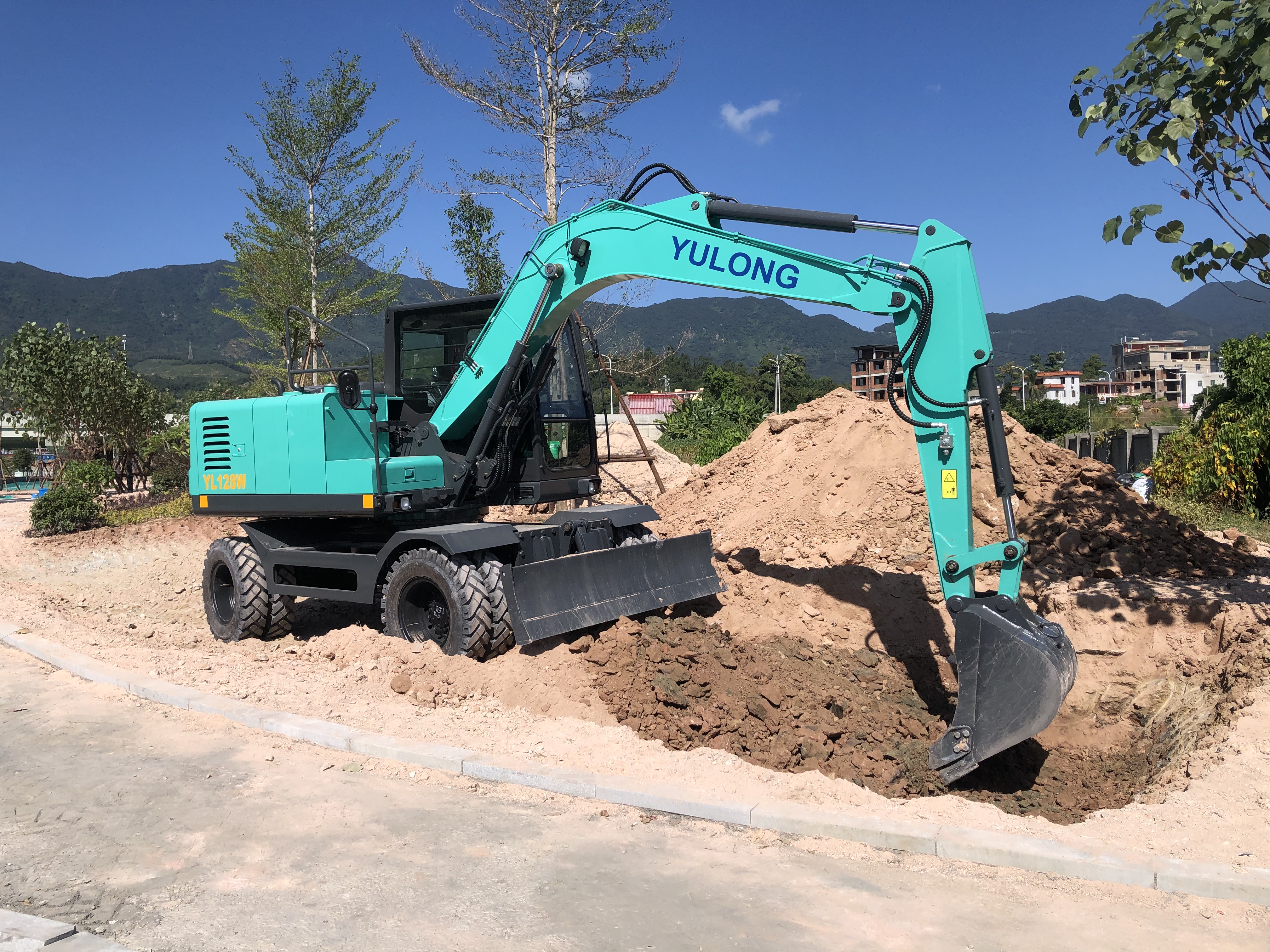 买挖掘机和开挖掘机,挖掘机是租用好还是自己买好