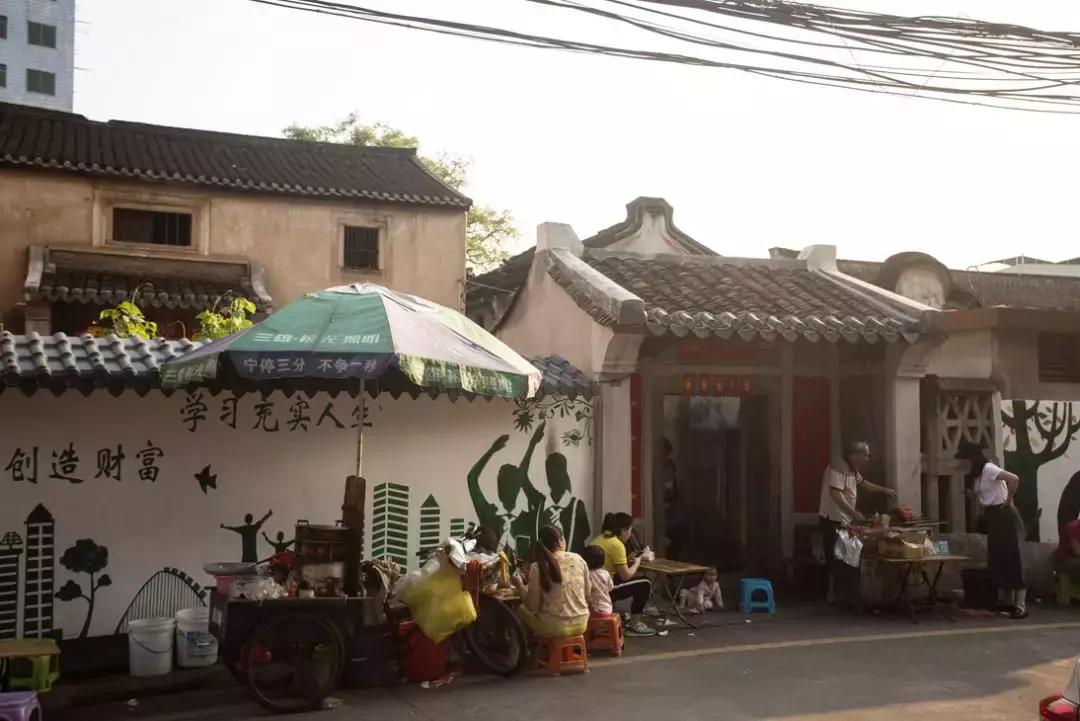 你们还记得学校门口的小吃摊儿么,小学生门口小吃摊物价究竟多离谱