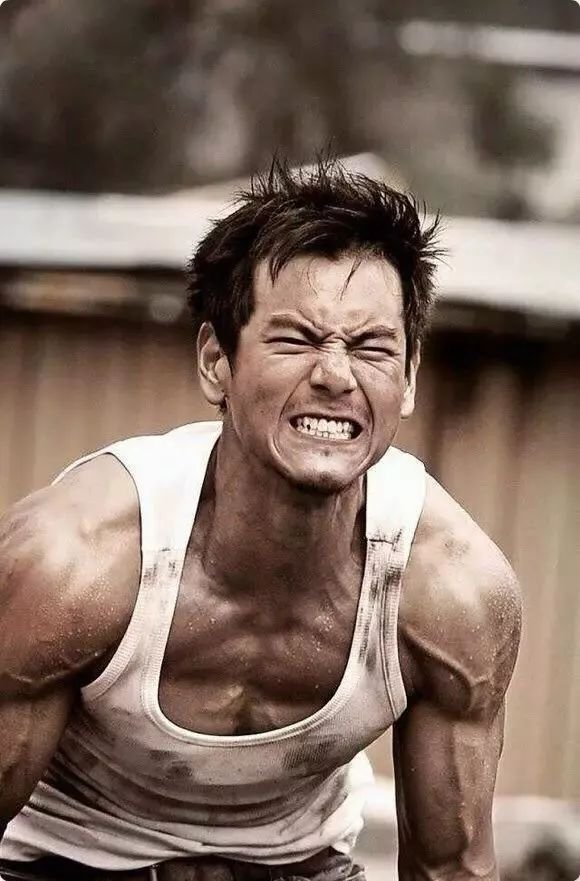 光鲜亮丽的背后是有多自律,c罗是坚韧自律的最佳典范