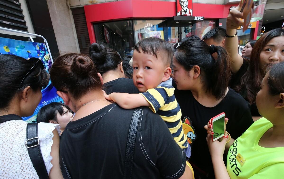 街上碰到人贩子光大喊没用,掌握5种求救方法,才能真正帮到你