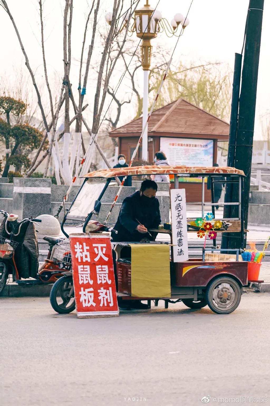 90后小姐姐在家里画画,90后小姐姐画画图片