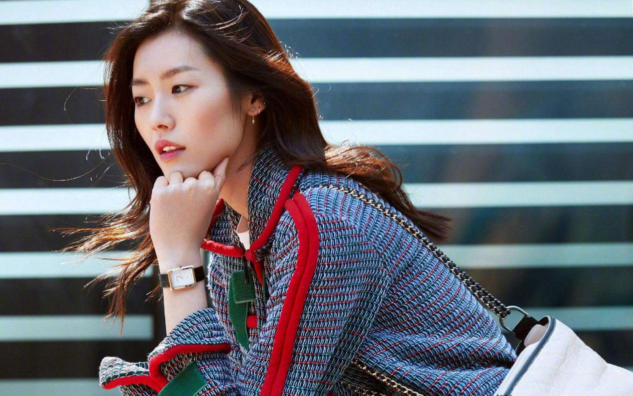 刘雯显腿长又时髦的烟管裤,粗腿的人穿什么样的裤子好看