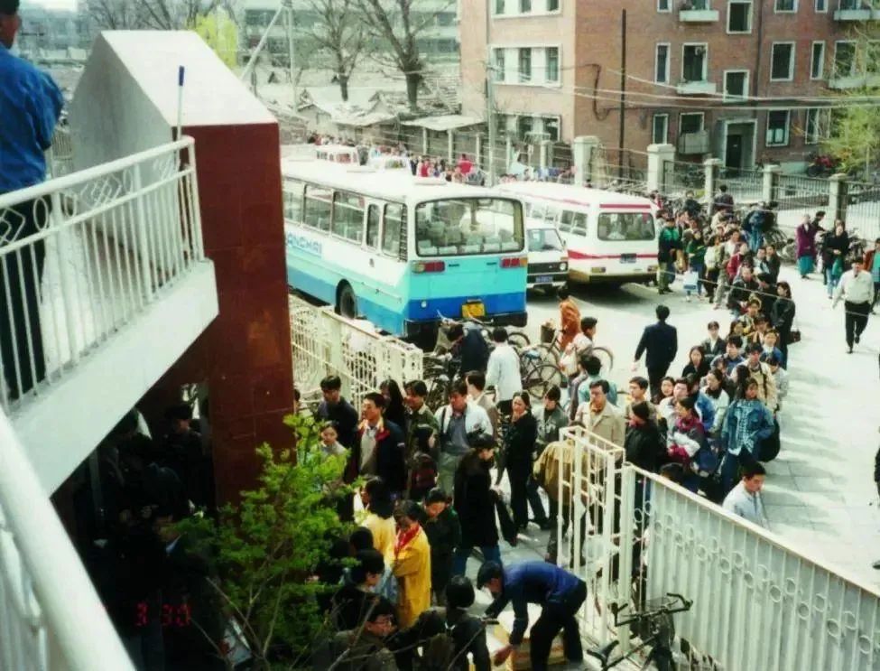 俞敏洪遭抢劫怎么活下来的,俞敏洪被逼宫完整