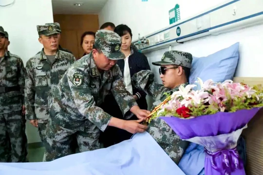 这里是边境的“地雷村”，足球场大的地方扫雷大队每天都会发现几百枚爆炸物！