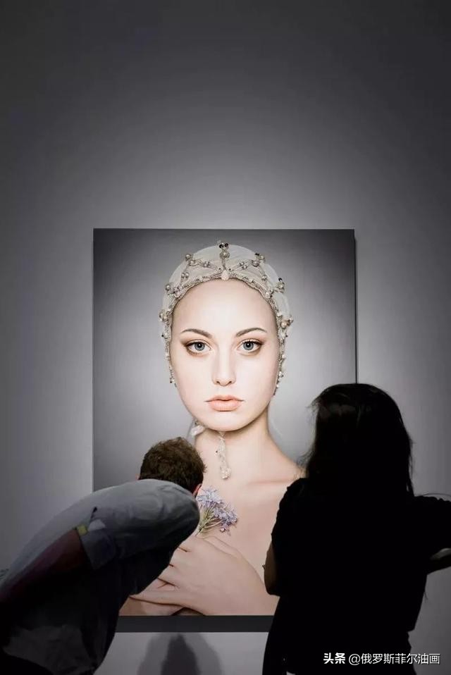 美女画家画美女，怎么看怎么美，看着她的画呼吸都要停滞了