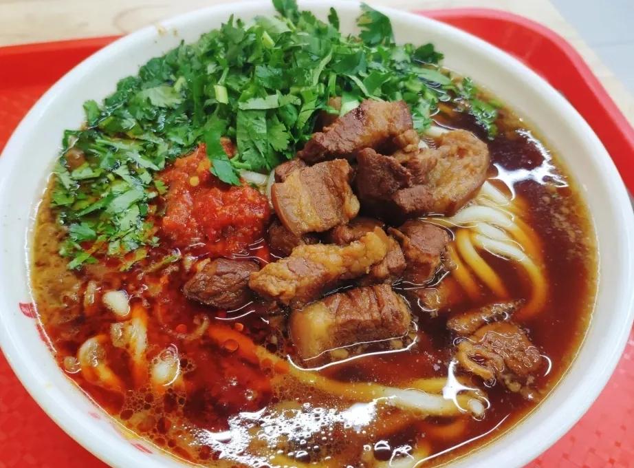 都说他家在沈阳能与老四季旗鼓相当,隔街相对,到底谁家人气更旺