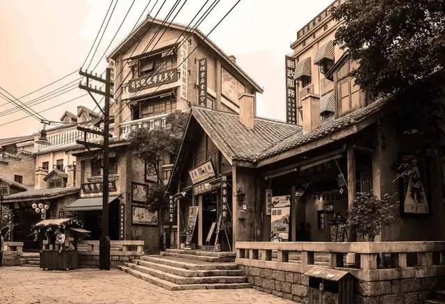 陈憩南治一人，先肛门痈，后下痢色白，用散寒健脾补肾柔肝法治疗