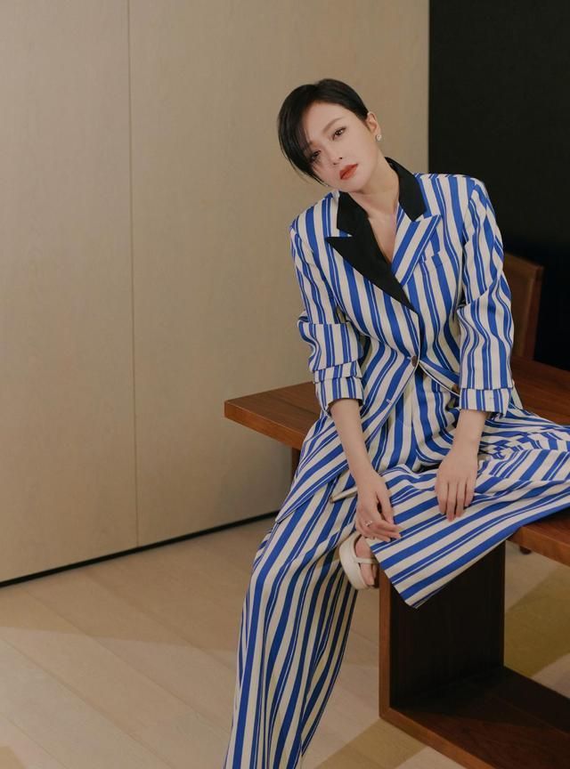 秦岚红色帅气的西装端庄又迷人,秦岚短发西装正脸