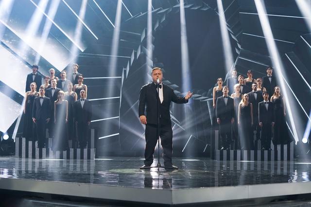 英国版“声入人心”保罗登上《巅峰之夜》用歌声讲述草根逆袭之路