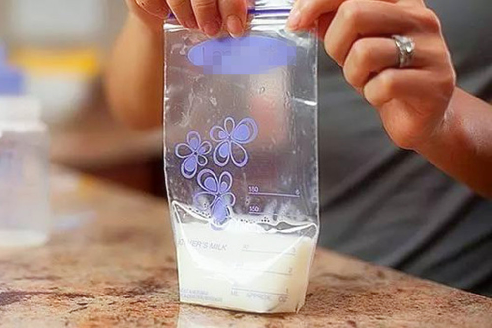 母乳太多能自己喝吗,母乳太多怎么不浪费