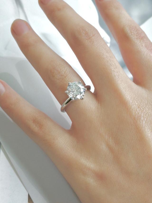 求婚选求婚戒指还是对戒,求婚要买求婚戒指吗