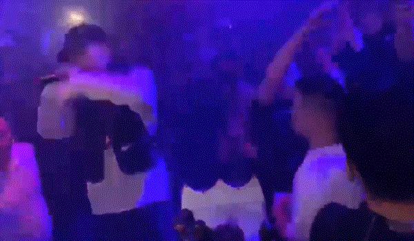 PGone复出受挫，现身酒吧表演不准上台，唱十分钟被骂到退场