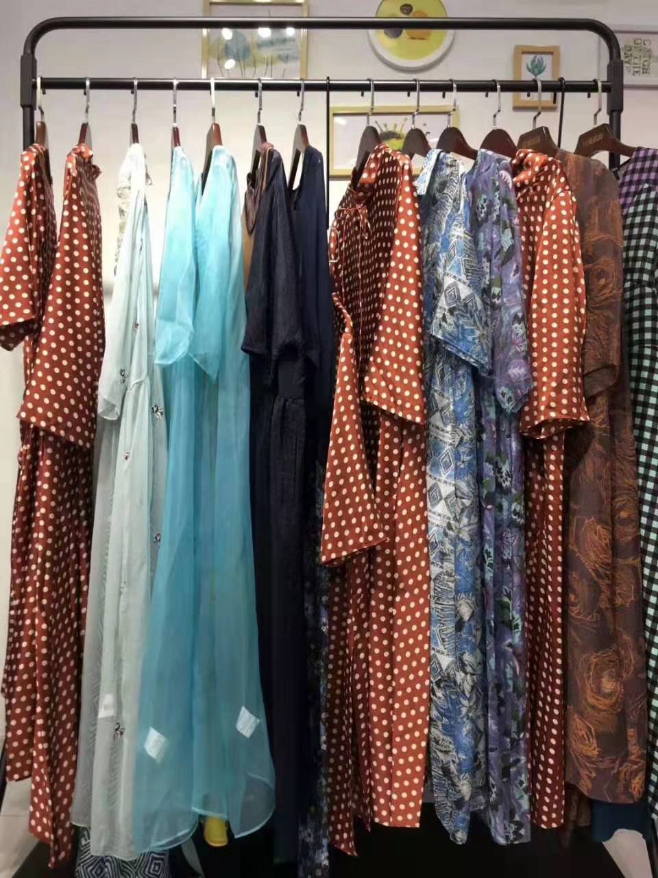 如果你想创业不妨点进来看看,现在适合开女装品牌折扣店吗