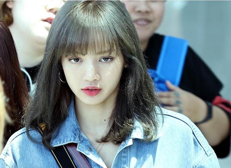 王嘉尔为lisa打calllisa点赞评论,lisa怎么回应王嘉尔