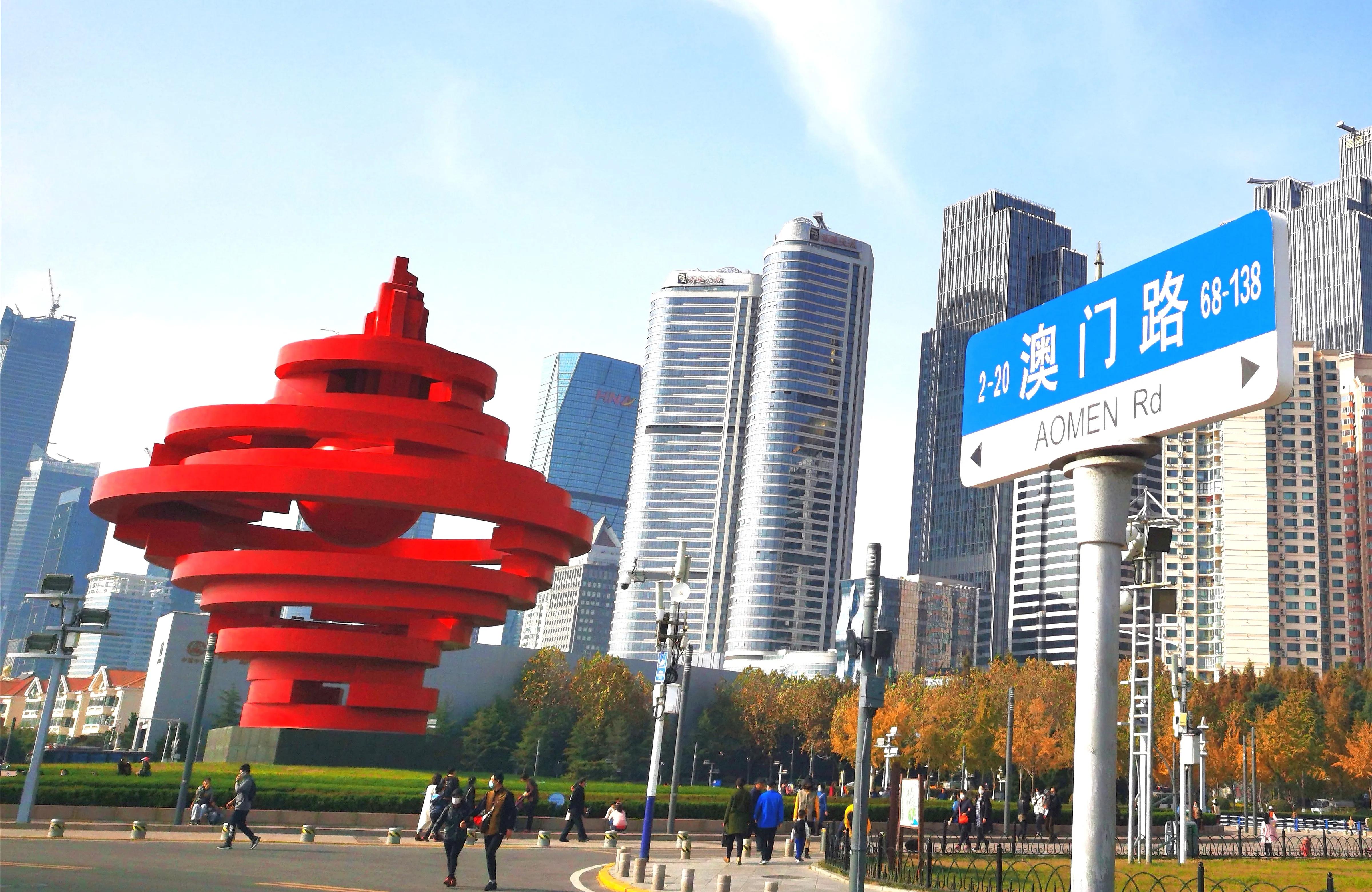 青岛与济南哪个更宜居,青岛为什么被称为海军城