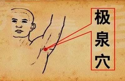 拍拍这个地方就知道你是不是有湿气，有这么神奇？