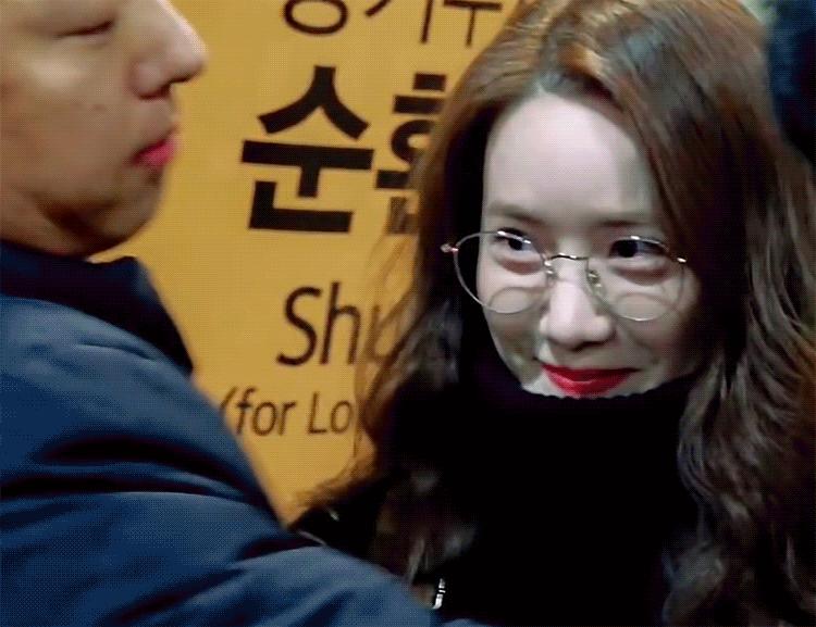 林允儿西装搭铅笔裤现身,林允儿穿搭秀身材