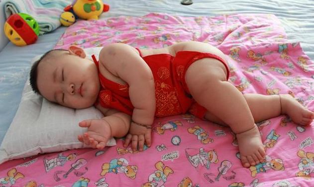 宝宝头歪警惕睡姿不对,宝宝脑袋有点偏右歪怎么办