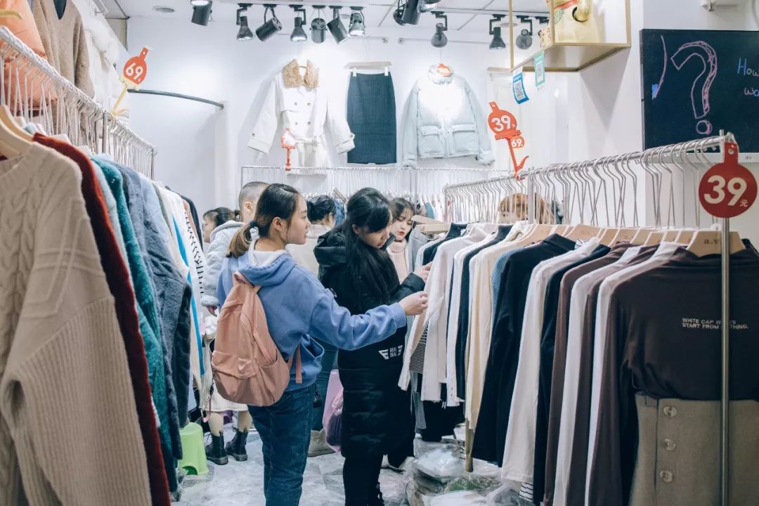 鍗楀潽鍦颁笅璐墿澶╁爞,鍦颁笅鍟嗗満閲嶅簡琚仐蹇樼殑璐墿澶╁爞