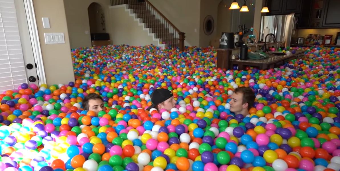 用100万个海洋球填满房间,50万个海洋球装在房间