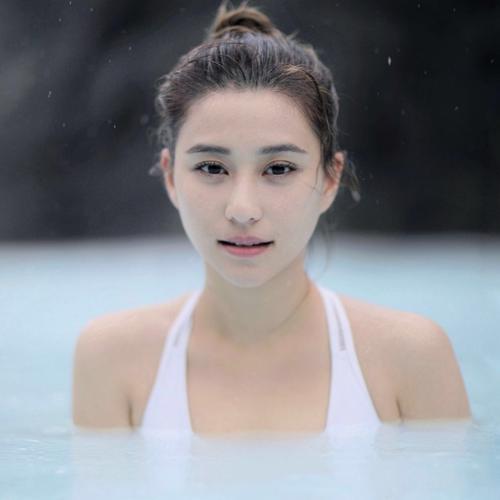 窦骁何超莲现身赌王告别式帅照,赌王何超莲窦骁赌王告别仪式