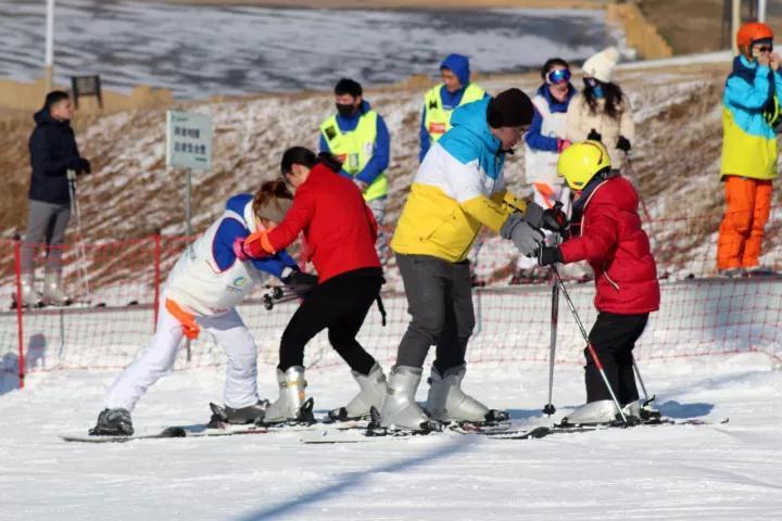 怪坡滑雪场最新视频,怪坡滑雪场今天人多不