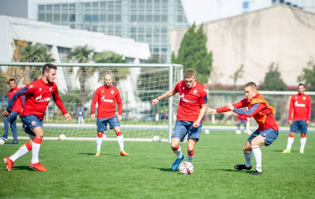 七彩云南国际足球邀请赛在昆明揭幕:红星和沙尔克04上演进球大战