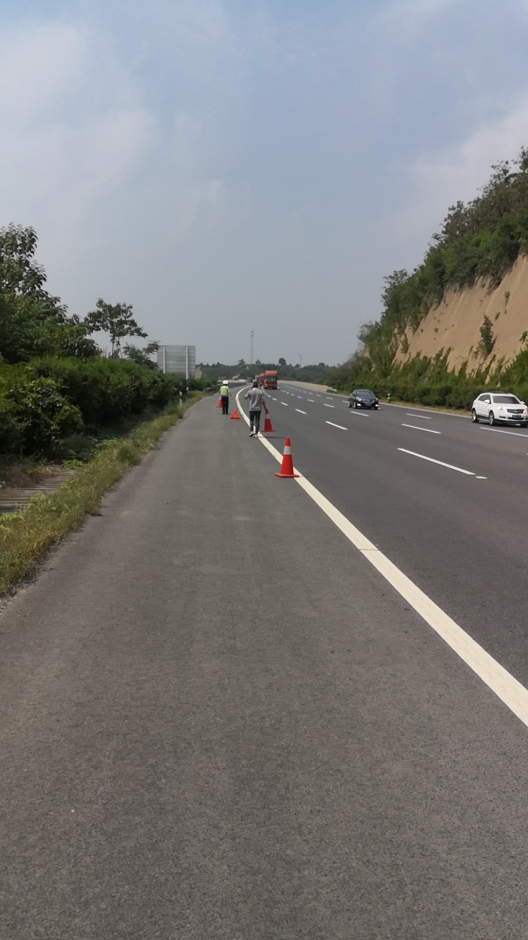 大巴车故障停应急车道,营运客车在高速路段停车