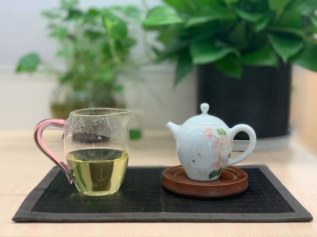 vlog爬山喝奶茶视频,vlog冲茶视频