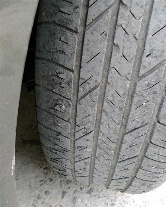 轮胎被钉子扎是修补还是换新轮胎,轮胎侧面被钉子扎了怎么修复