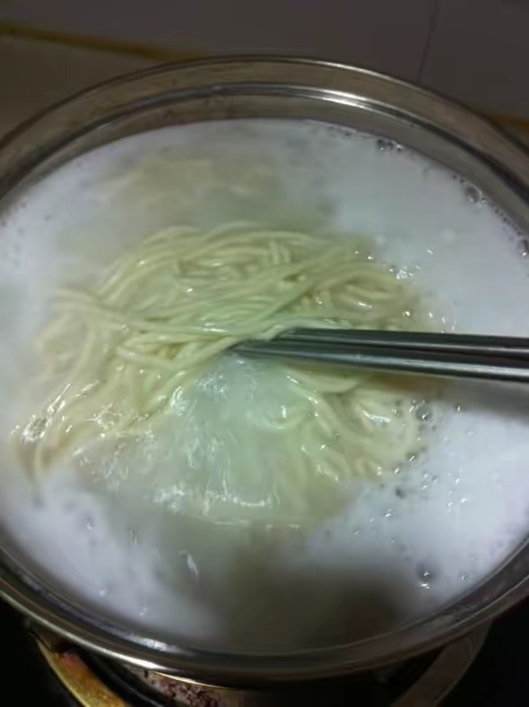 煮肉时有大量泡沫是什么原因,煮粥起大量的沫怎么解决