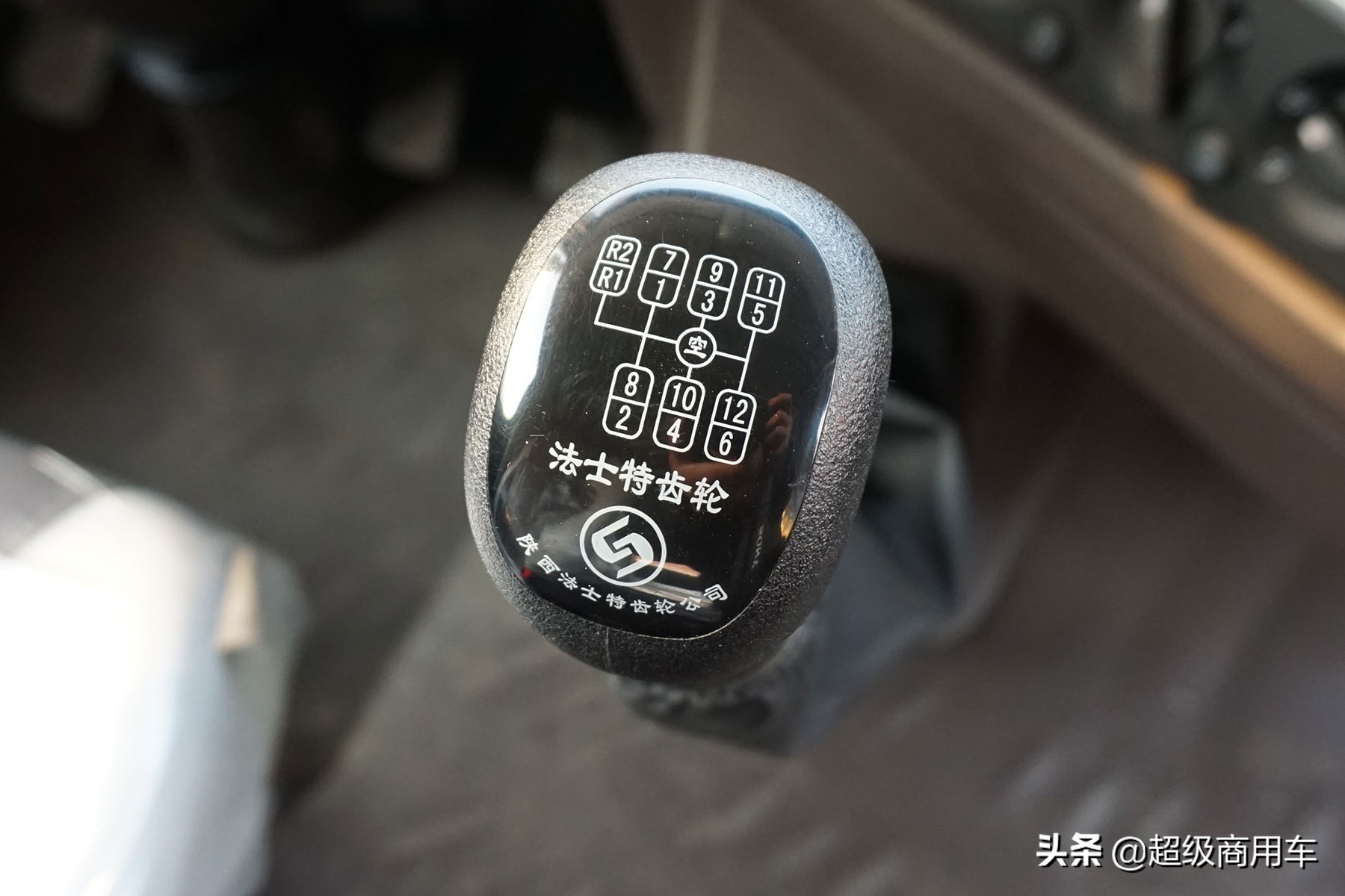 乘龙h5单桥自卸3.8米轴距定制版,乘龙h5vlng牵引车多少吨