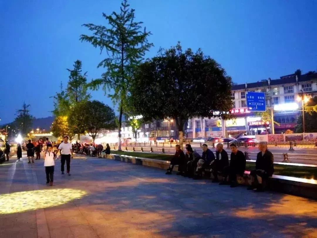 拒绝“人从众”！这个国庆必须到都江堰耍个“懒”，老街茶房、泥塑木作、古园书屋，快来享受你的小闲趣~