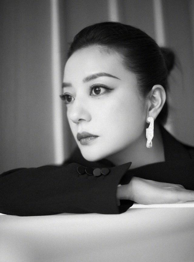 赵薇复古西装图,赵薇穿搭黑白西装