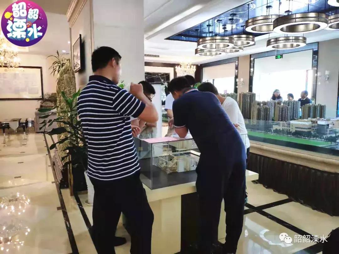 排队17小时喜中1号！手握10套房还要买！刚刚康利售罄，无人放弃