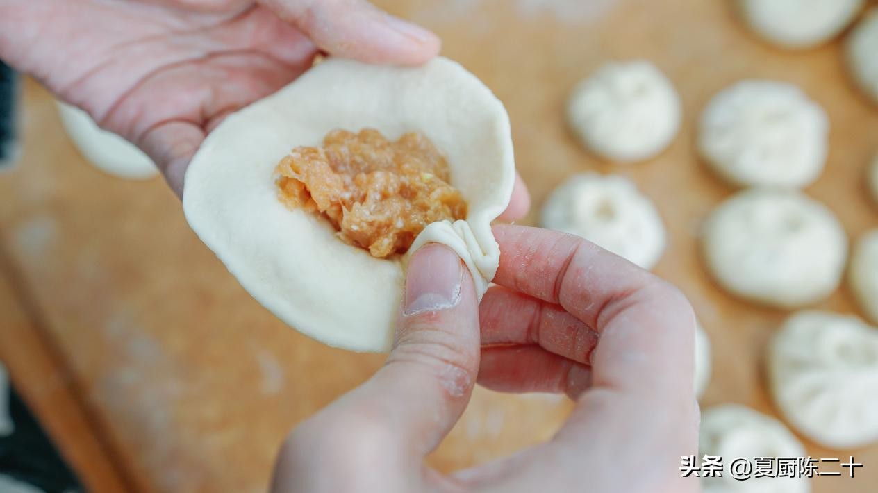 一口一个包子皮,一口一个爆汁生煎包