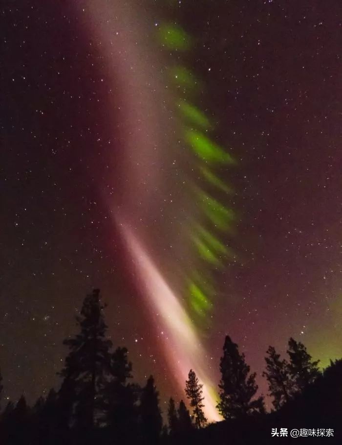有如一把光刀直插云霄！加拿大夜空紫色光芒已被解释，跟极光无关