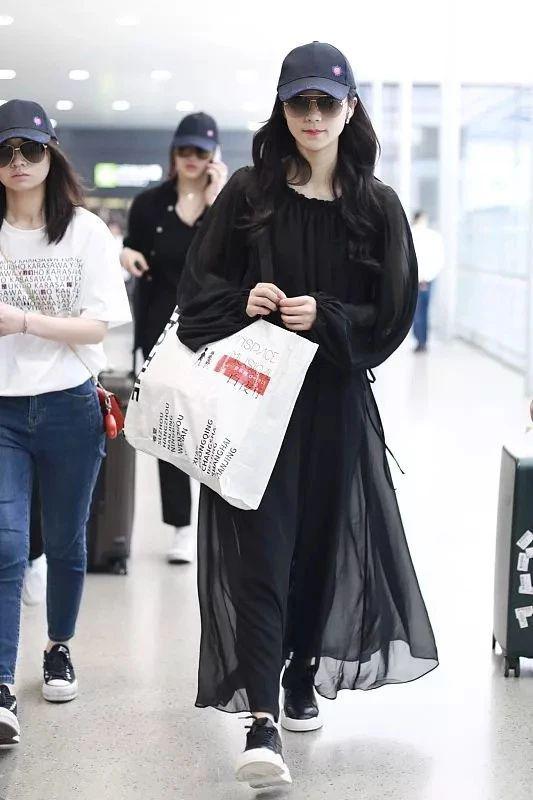 韩雪穿衣也不安分，硬在胸前“挖个洞”太大胆，不仅不俗还更性感