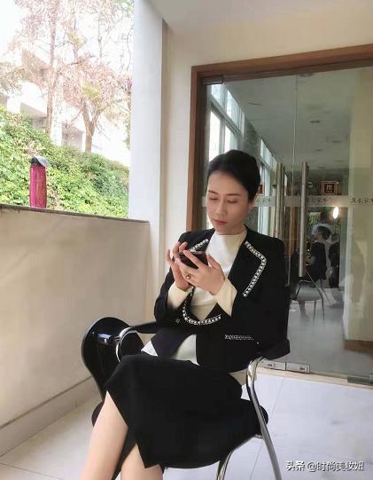 温峥嵘蓝色缎面刺绣抹胸裙,41岁温峥嵘惊艳美图