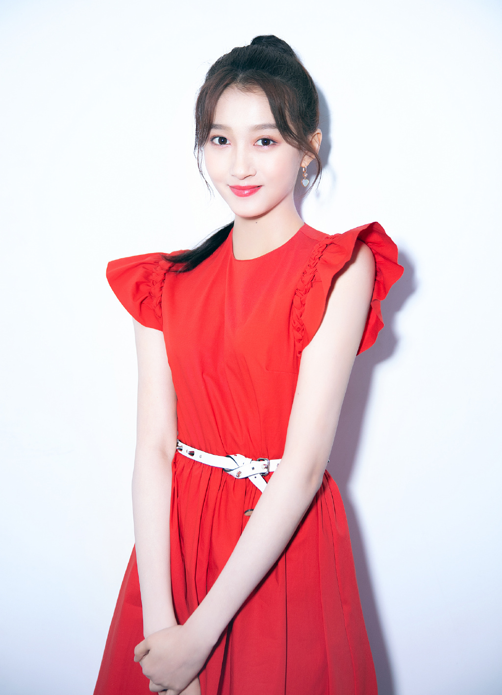 关晓彤为遮腿穿了鹿晗衣服,关晓彤的魅力如何俘获鹿晗