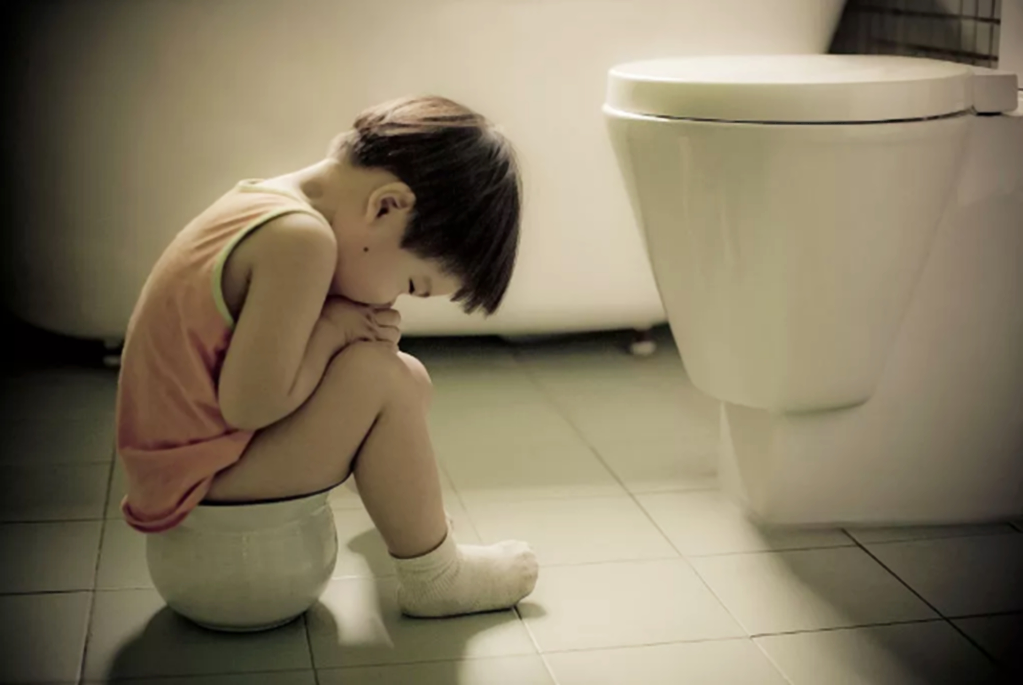 如何解决孩子在幼儿园拉臭臭,为啥孩子不在幼儿园拉臭臭