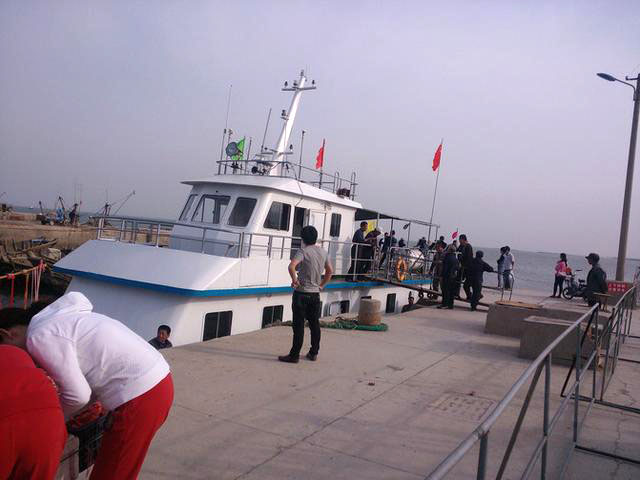 一轮骄阳升日照，二夜美梦伴海涛，三天渔家海鲜饱朋友同行欢笑多