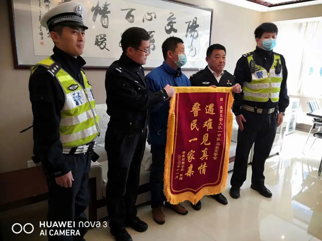 交警化身推车侠徒手推车,执勤交警一路小跑帮老人推车