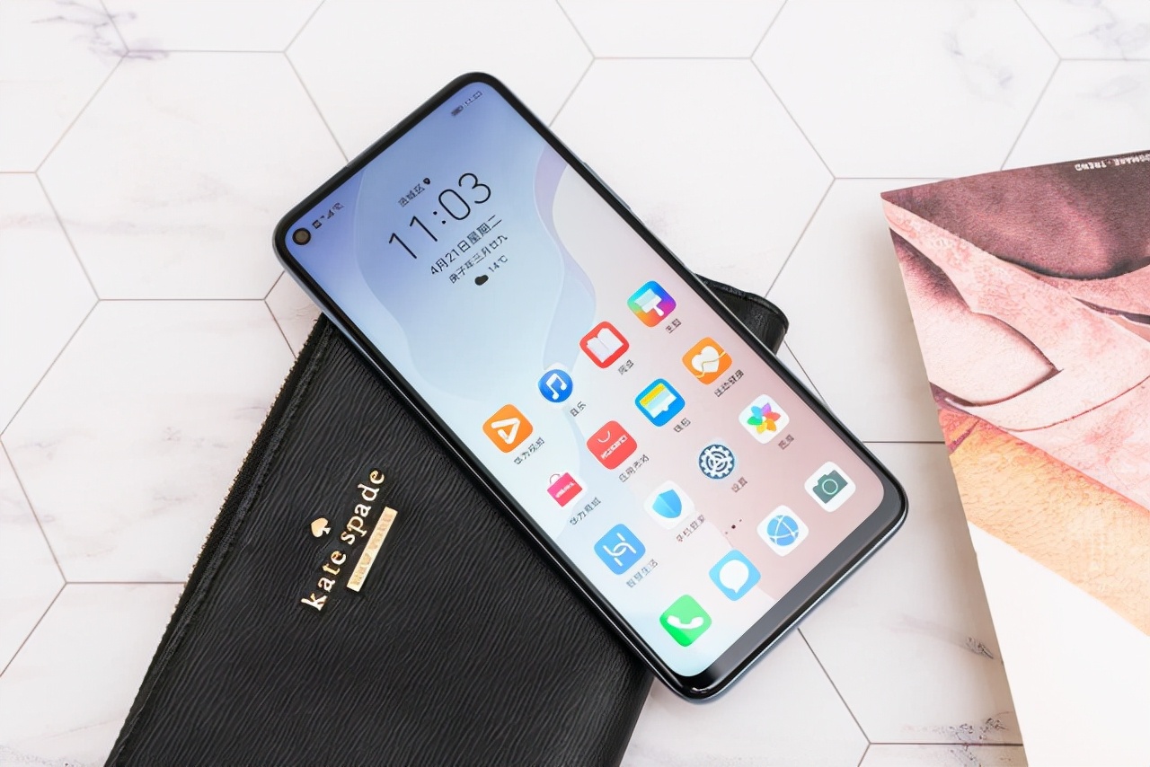 华为5g手机和iphone13,苹果首款5g手机价格大跳水