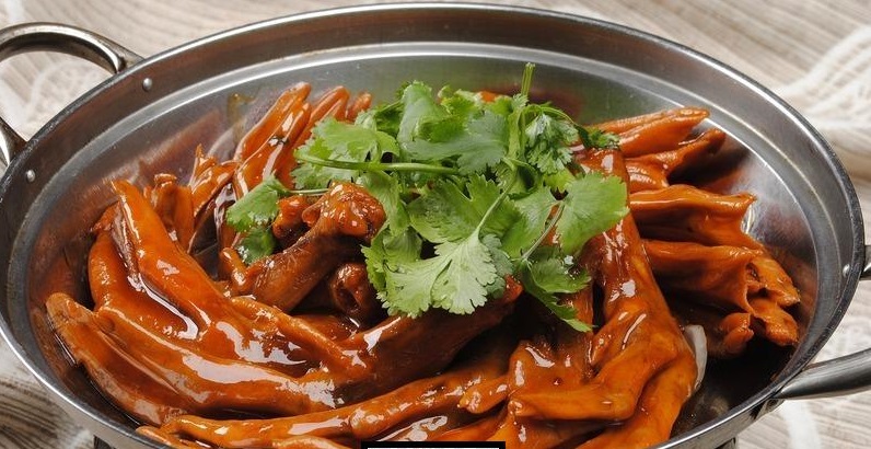 鹅、鹅、鹅，曲项向天歌，鹅头浮卤水，鹅掌躺干锅