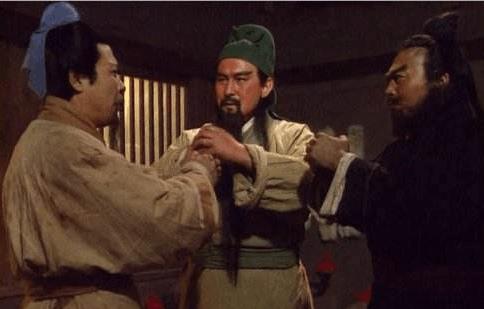 牵马坠镫的图片,牵马坠镫鞍前马后