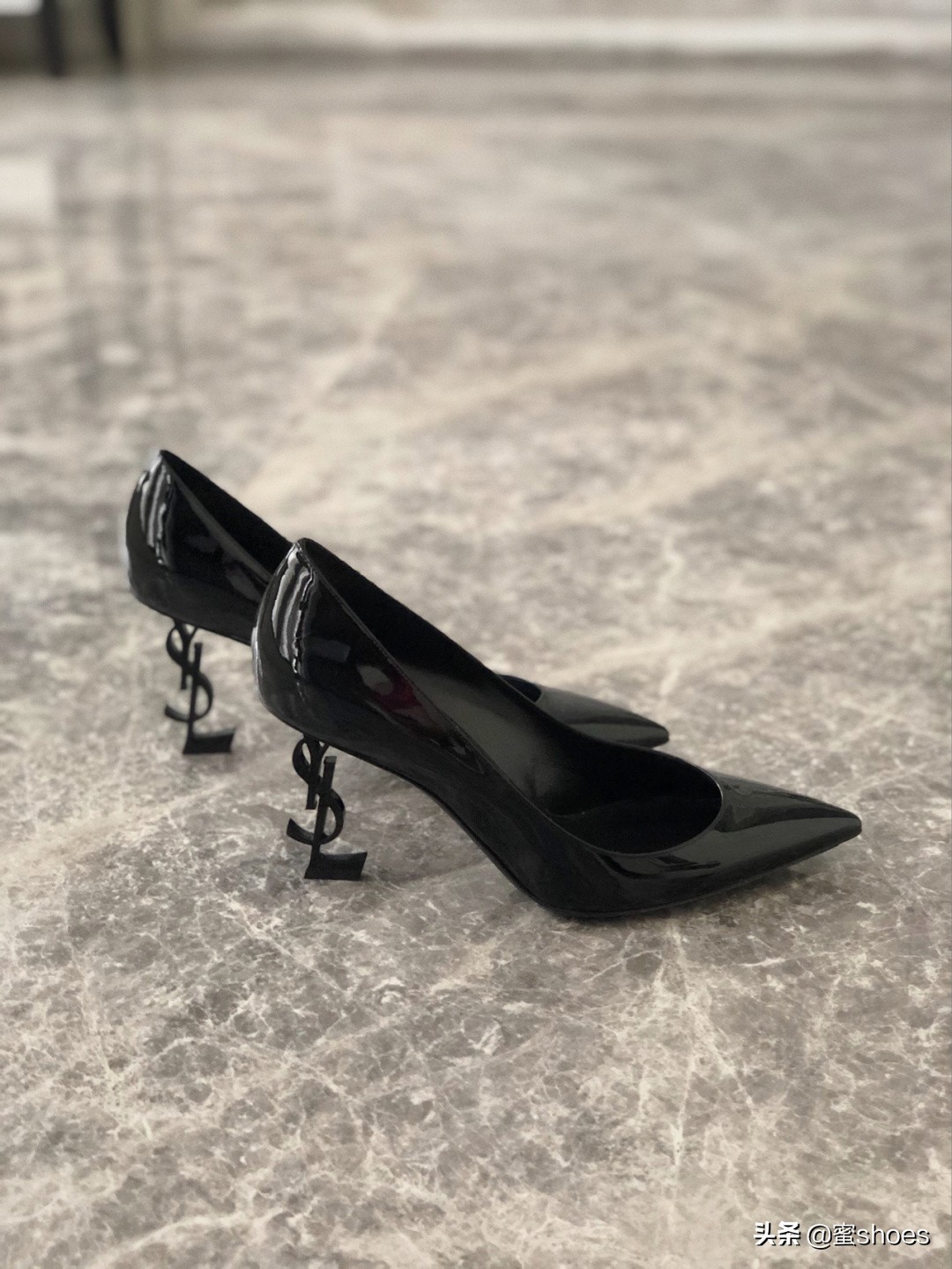 圣罗兰高跟鞋和红底高跟鞋哪个好,圣罗兰高跟鞋好穿的款式